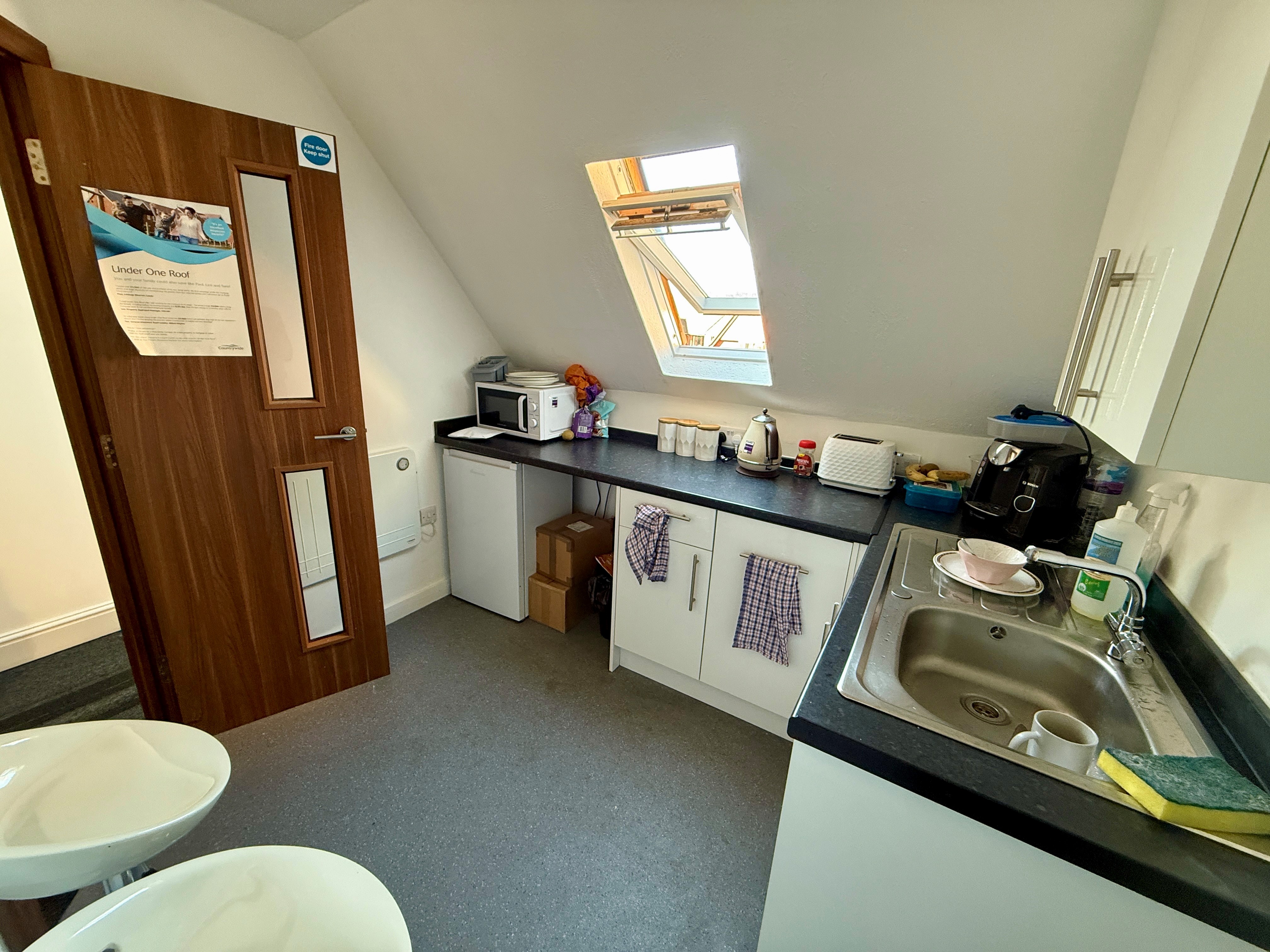 Lot: 43 - MIXED COMMERCIAL AND RESIDENTIAL INVESTMENT - Estate Agents Kitchen